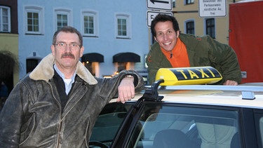 Willi unternimmt mit Alfons Haller, einem von Münchens 3500 Taxifahrern, eine kleine Spritztour. | Bild: BR/megaherz gmbh