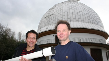 Willi (links) mit dem Sternenforscher Eike Günther vor der Landessternwarte in Tautenburg bei Jena. | Bild: BR/megaherz gmbh
