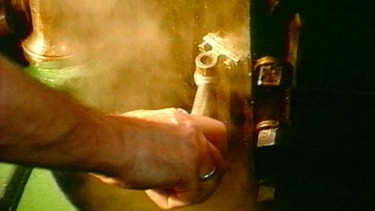 Der Dampfmaschinist des Elbdampfers "Diesbar" beim Aufwärmen der Maschine - 1993. | Bild: BR