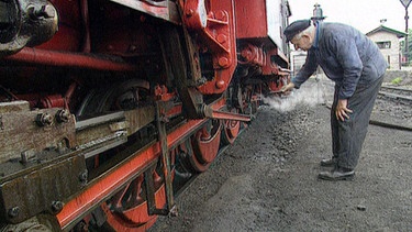 Gerhard Winkler, Dampflokomotivführer auf der Brockenbahn, zeigt, wie seine Lok aus dem Jahr 1955 arbeitet - 1994. | Bild: BR