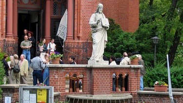 Die Gethsemanekirche in Berlin Prenzlauer Berg. Von dort kamen in den Oktobertagen 1989 entscheidende Signale für eine friedliche Revolution. | Bild: © rbb/RBB, honorarfrei - Verwendung gemäß der AGB im engen inhaltlichen, redaktionellen Zusammenhang mit genannter rbb-Sendung bei Nennung "Bild: rbb/RBB" (S2). rbb Presse & Information, Masurenallee 8-14, 14057 Berlin, Tel: 030/97 99 3-12118 oder -12116, pressefoto@rbb-online.de.