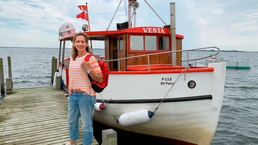 Von Nakskov aus fährt Tamina Kallert mit dem Postboot zu den kleinen Inselchen im Nakskov Fjord. | Bild: WDR/Carolin Wagner