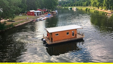 Fast wie im Bulli: Auch auf dem Hausboot ist man mit dem „Eigenheim" auf Reisen. Anna-Lena Dörr probiert sich auch als Skipperin. | Bild: SWR/Tom Lügger