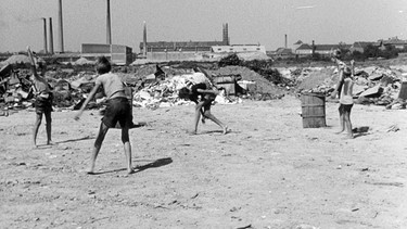 Es ist noch nicht so lange her, da war Wien eine recht graue und abweisende Stadt. Außer der inneren Stadt und ein paar begrünten Außenbezirken bot sich dem Auge wenig Erfreuliches. Das hat sich in den letzten Jahrzehnten radikal geändert. Patrice Fuchs hat das ORF-Archiv nach älteren Aufnahmen von Wiener Ecken durchforstet und zeigt, wie stark sich die Stadt an diesen Punkten verändert hat. Im Bild: Fußballspiel. | Bild: ORF/Patricia Fuchs