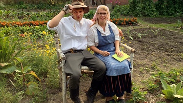 Die Reporter André Gatzke und Esther Brandt sind unterwegs in Hamburg. Im Museumsdorf Volksdorf schlüpfen sie in Bauern-Bekleidung wie sie vor rund 100 Jahren ausgesehen hat. | Bild: BR/tvision/WDR