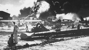 Originalaufnahme vom japanischen Angriff auf den US-Flottenstützpunkt Pearl Harbor auf Hawaii am 7. Dezember 1941. | Bild: BBC/BR/US Naval History & Heritage Command 1941