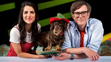 Clarissa Corrêa da Silva und Ralph Caspers mit Dackel Lumpi. | Bild: WDR/Ben Knabe