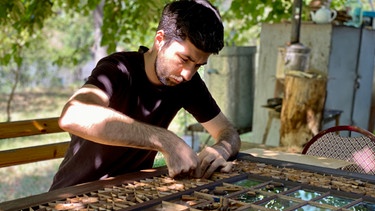 Ilgar Rasulov ist einer der wenigen Glas-Meister, die noch die Kunst der Shebeke-Fenster beherrschen. | Bild: NDR/ARTE/TELLUX-Film GmbH/Till Lehmann