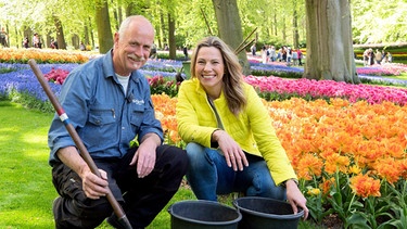 Moderatorin Andrea Grießmann mit André Beijk auf dem Keukenhof. | Bild: BR/WDR/Sabine Fricke