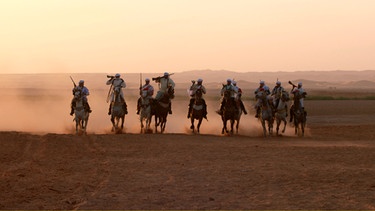 NDR Fernsehen LÄNDER - MENSCHEN - ABENTEUER, "Unbekanntes Algerien - Von der Sahara bis zum Mittelmeer", am Donnerstag (24.11.22) um 20:15 Uhr. Der Fantasia-Formationsritt ist ein Jahrhunderte altes Ritual. © NDR/Vincent Productions, honorarfrei - Verwendung gemäß der AGB im engen inhaltlichen, redaktionellen Zusammenhang mit genannter NDR-Sendung bei Nennung "Bild: NDR/Vincent Productions" (S2). NDR Presse und Information/Fotoredaktion, Tel: 040/4156-2306 oder -2305, pressefoto@ndr.de | Bild: BR/NDR/Vincent Productions