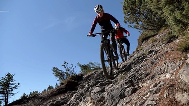 Im Süden eingebettet von der Mieminger Kette und im Norden vom Wettersteingebirge - ragt ganz im Westen dieser Gebirgskette die weit umblickende Zugspitze auf, mit ihrem 2962m hohen Gipfel. Im Bild: Mountainbiketour Marlies Raich mit Florian Nagele. | Bild: ORF/Anton Silberberger