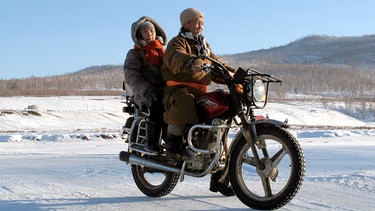 MDR FERNSEHEN ARD-THEMENWOCHE „ZUKUNFT BILDUNG“, "Die gefährlichsten Schulwege der Welt: Mongolei", am Donnerstag (14.11.19) um 15:15 Uhr. Mit dem Motorrad zur Schule. Über den gefrorenen Fluss, bei minus 30 Grad Celsius Kälte. Die 12-jährige Delgertsetseg und ihr 44-jähriger Vater Davaa. © MDR/Karsten Scheuren, honorarfrei - Verwendung gemäß der AGB im engen inhaltlichen, redaktionellen Zusammenhang mit genannter MDR-Sendung bei Nennung "Bild: MDR/Karsten Scheuren" (S2+). MDR/HA Kommunikation, 04360 Leipzig, Tel: (0341) 300 6477 oder - 6463 | Bild: BR/MDR/Karsten Scheuren