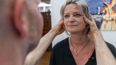 Minimalinvasive ästhetische Eingriffe nehmen immer mehr zu. Hautarzt Dr. Christoph Liebich mit einer Patientin. | Bild: BR/Paul Busse