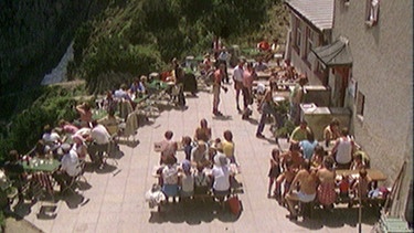 Die Stripsenjochhütte an der Nordwand des Wilden Kaisers: Hochbetrieb im Sommer 1975. | Bild: BR