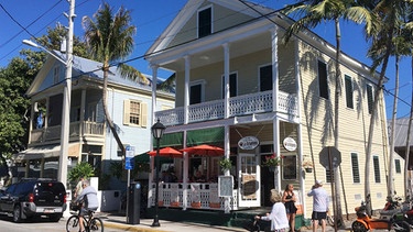 Die Duvall Street. Die legendäre Vergnügungsmeile von Key West. | Bild: BR/NDR/Till Lehmann