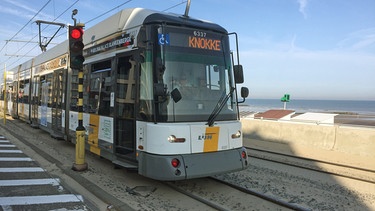 Seit über 130 Jahren unterwegs: die Kusttram von Belgien – nur ihr Design hat sich immer wieder verändert. | Bild: SWR