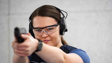 Quereinsteigerin Alina Wippern beim Schießtraining während ihrer Ausbildung zur Cyber-Polizistin des LKA. | Bild: SWR