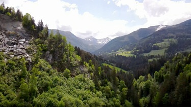 Der Grimming, der höchste freistehende Berg Europas, bildet die beeindruckende Kulisse der steirischen Gemeinde Sankt Martin. Wie ein steinerner Riese liegt der Grimming zwischen dem Ennstal und dem Hinterberger Tal in der Obersteiermark. An seinen steilen Hängen hat sich das traditionelle alpine Leben über die Generationen erhalten – nicht nur die Arbeitstechniken der Alten, sondern auch ihre tradierte Wertewelt, die Liebe und das Verständnis der Natur sowie der Sinn für die Gemeinschaft. Im Bild: Blick über das Ennstal. | Bild: ORF/Pammer Film