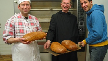 Willi Weitzel (rechts) ist zu Gast bei Mönchen im Kloster St. Ottilien. Hier lernt er das Klosterleben kennen. | Bild: BR/megaherz