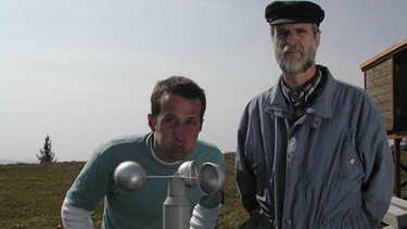 Willi Weitzel und Diplom-Meteorologe Christian auf der Bergwetterstation in Hohenpeißenberg. Willi bläst den Windmesser an. | Bild: BR/megaherz gmbh