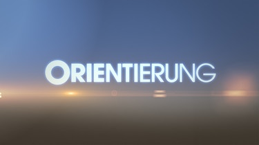 Logo zu "Orientierung - Das Religionsmagazin des ORF". Das wöchentliche ORF-TV-Religionsmagazin "Orientierung", präsentiert von Christoph Riedl-Daser, berichtet über aktuelle Ereignisse im Leben der Religionen, national und international. Besondere Schwerpunkte sind: Berichte über die in Österreich aktiven Religionsgemeinschaften, österreichische Sozial- und Kirchenpolitik, religiöse Tendenzen und Ereignisse in Europa, "Spuren des Religiösen" in einer zusehends säkularisierten westlichen Welt, religiöse Hintergründe der politischen und sozialen Lage in Entwicklungsländern. "Orientierung" bringt in jeder Sendung zahlreiche Berichte, Reportagen und Analysen, gelegentlich ergänzt um Schalt- und Studiogespräche. | Bild: ORF/Günther Pichlkostner