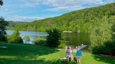 Die Jugendherberge “Hohe Fahrt” liegt direkt am Edersee. Es gibt Badestellen zum Schwimmen und Tauchen und einen Kanuverleih unmittelbar am Haus. | Bild: HR