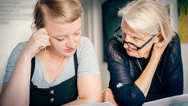 Lea und ihre Mutter besprechen die Patientenverfügung. | Bild: SWR/sendefähig GmbH