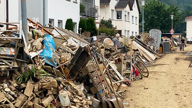 Bergeweise Erinnerungen und Existenzen türmen sich am Straßenrand. | Bild: BR/SWR