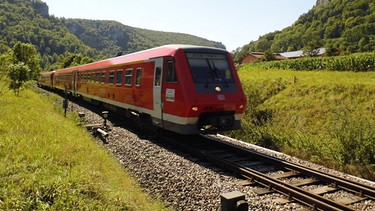 SWR Fernsehen EISENBAHN-ROMANTIK FOLGE 869, "Über dreizehn Brücken - Mit Diesel und Dampf durchs Obere Donautal", am Samstag (23.04.16) um 16:30 Uhr. Je Richtung verkehrt alle zwei Stunden ein IRE auf der nur eingleisigen nicht elektrifizierten Strecke. © SWR/Oliver Mayer und Emanuel Königer, honorarfrei - Verwendung gemäß der AGB im engen inhaltlichen, redaktionellen Zusammenhang mit genannter SWR-Sendung bei Nennung "Bild: SWR/Oliver Mayer und Emanuel Königer" (S2). SWR-Pressestelle/Fotoredaktion, Baden-Baden, Tel: 07221/929-23876, Fax: -929-22059, foto@swr.de | Bild: BR/SWR/Kirsten Ruppel