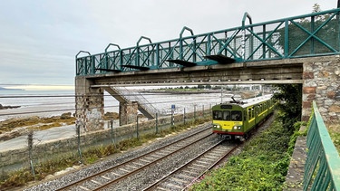 Der irische Nahverkehrszug DART fährt dicht an der Dublin-Bay entlang. Bei Ebbe zeigt sie sich als riesige Watt-Landschaft. | Bild: SWR/Kirsten Ruppel