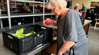 Auch Louise Brackland kommt einmal pro Woche zur Tafel und versorgt sich hier mit Gemüse und Obst. | Bild: NDR/LEMON8