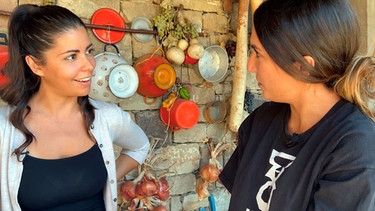 Serena Loddo (li.) im Gespräch mit Viviana Sirigu von der sardischen Bäckerei Kentos. | Bild: HR