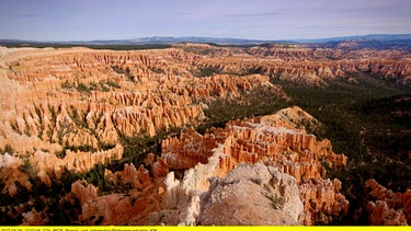 Die Pajute Indianer nannten den Bryce Canyon in einer Umschreibung: "rote Felsen wie stehende Männer in einem Talbecken". | Bild: BR/NDR/Prounen Film