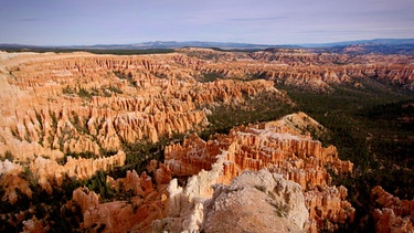 Die Pajute Indianer nannten den Bryce Canyon in einer Umschreibung: "rote Felsen wie stehende Männer in einem Talbecken". | Bild: BR/NDR/Prounen Film