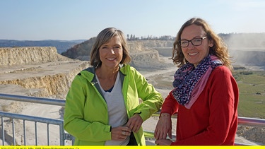 Annette Krause mit Dr. Annette Schmid-Röhl auf der neuen Aussichtsplattform vor dem Steinbruch Plettenberg. | Bild: BR/SWR/Jochen Schmid