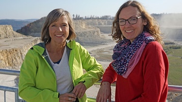 Annette Krause mit Dr. Annette Schmid-Röhl auf der neuen Aussichtsplattform vor dem Steinbruch Plettenberg. | Bild: BR/SWR/Jochen Schmid