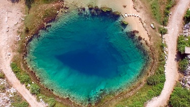 In dem Ort Centina entspringt der gleichnamige Fluss. | Bild: BR/NDR/TV Plus/Matthias Fey