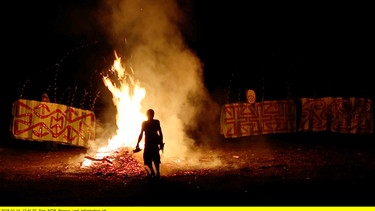 Der Feuertanz der Baining. Ein Ritual, mit dem die Priester dieses Urvolks die Vulkane des Archipels besänftigen wollen. | Bild: BR/Hanse TV GmbH/NDR