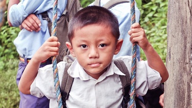 Die jüngeren Kinder werden geschoben, doch sobald ein Schüler die Grundschule hinter sich gelassen hat, ist es seine Aufgabe, auf das Seil zu steigen und den Korb auf die andere Seite zu schieben. | Bild: BR/Maximus Film/MDR