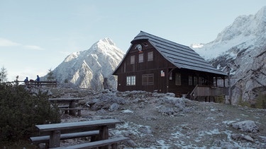 Außergewöhnlich ist die einzigartige Geologie des östlichsten Ausläufers der Südalpen, der Steiner Alpen, mit steilen, schmalen Pässen, die auch aus diesem Grund einst als Schmugglerrouten verwendet wurden. Mit dichten, hohen Wäldern, die nahtlos in schroffe, mitunter bizarre Felslandschaften übergehen und von vielen Alpinisten geschätzt und gefürchtet zugleich werden. Im Bild: Die tschechische Hütte. | Bild: ORF/Leopold Fuchs