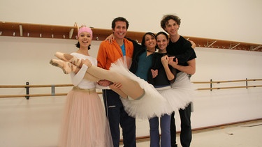 Willi mit den Ballerinen Chiara, Kathi und Isabell und Ballerino Olivier vom Bayerischen Staatsballett. | Bild: BR/megaherz gmbh