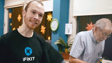 I Fixit-Mitarbeiter Jasper Fleischhauer im Repair Café Ditzingen. | Bild: BR/SWR/Sabine Panossian