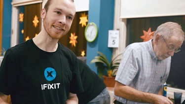 I Fixit-Mitarbeiter Jasper Fleischhauer im Repair Café Ditzingen. | Bild: BR/SWR/Sabine Panossian