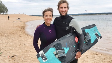 Moderatorin Annette Krause wagt sich zusammen mit Florian Gruber, einem der besten Kite-Surfer der Welt, auf den Brombachsee. | Bild: BR/SWR/Kerstin Raddatz