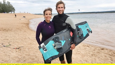 Moderatorin Annette Krause wagt sich zusammen mit Florian Gruber, einem der besten Kite-Surfer der Welt, auf den Brombachsee. | Bild: BR/SWR/Kerstin Raddatz