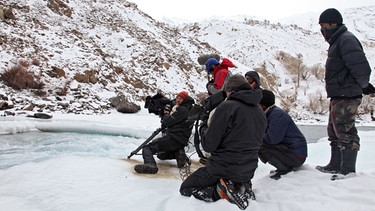 Alleine drei Träger passen während des Drehs immer darauf auf, dass niemand ins Wasser stürzt. Dies würde sonst den sicheren Tod bedeuten. | Bild: BR/Maximus Film GmbH/MDR/NDR