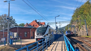 In Szklarska Poręba Gorna, früher Oberschreiberhau genannt, muss man umsteigen vom tschechischen in der polnischen Zug, der dann weiter nach Jelenia Gora fährt. | Bild: BR/SWR