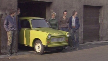 Der Trabant 601, gebaut in Zwickau und im Volksmund liebevoll "Trabi" genannt, war der Volks-Wagen der DDR. Wer einen haben wollte, musste 14 Jahre warten. Im Bild: eine stolze Familie mit ihrem Gefährt im November 1989. | Bild: BR/NDR