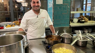 Ali Güngörmüs, der Spitzenkoch aus München, stellt sich einer neuen Herausforderung: In Kasseler Restaurants werden ihm die leckersten to go-Kreationen präsentiert. | Bild: BR/HR