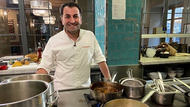 Ali Güngörmüs, der Spitzenkoch aus München, stellt sich einer neuen Herausforderung: In Kasseler Restaurants werden ihm die leckersten to go-Kreationen präsentiert. | Bild: BR/HR